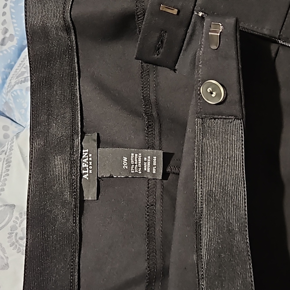 Alfani Woman NWT Capri sz.20W comfort waist, black, great form fitting stretch - Picture 6 of 8